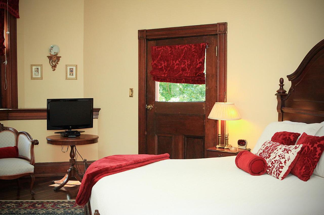 Louisville Bourbon Inn Екстер'єр фото